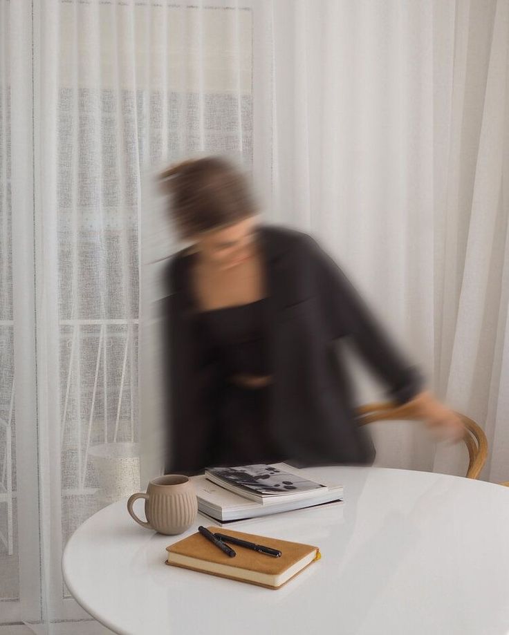 Fatima Rojo, diseñadora gráfica y web sentándose en su escritorio del estudio