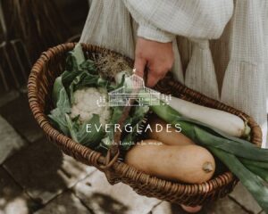 Portada de una web para una granja de productos ecológicos donde aparece el logo y una cesta llena de alimentos caseros