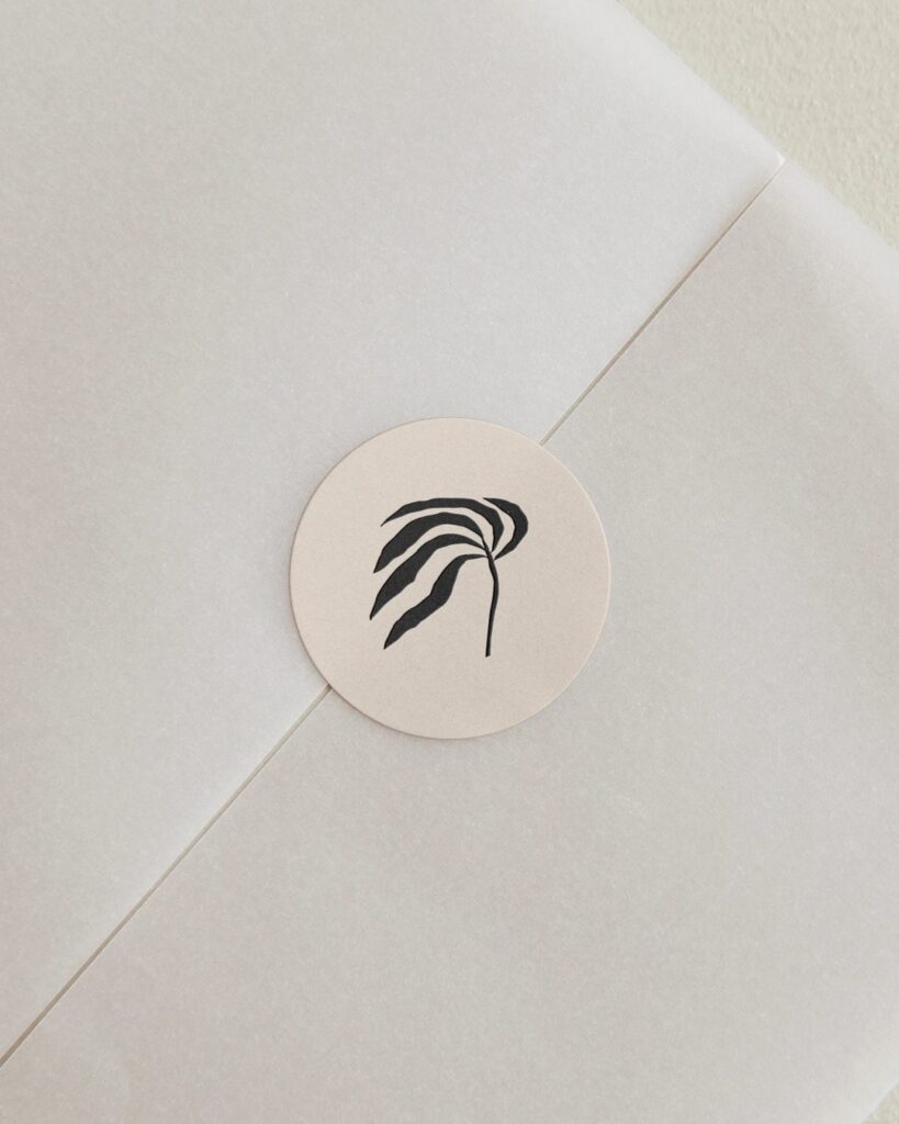 Diseño de sticker para marca de ropa para cerrar envíos en color blanco