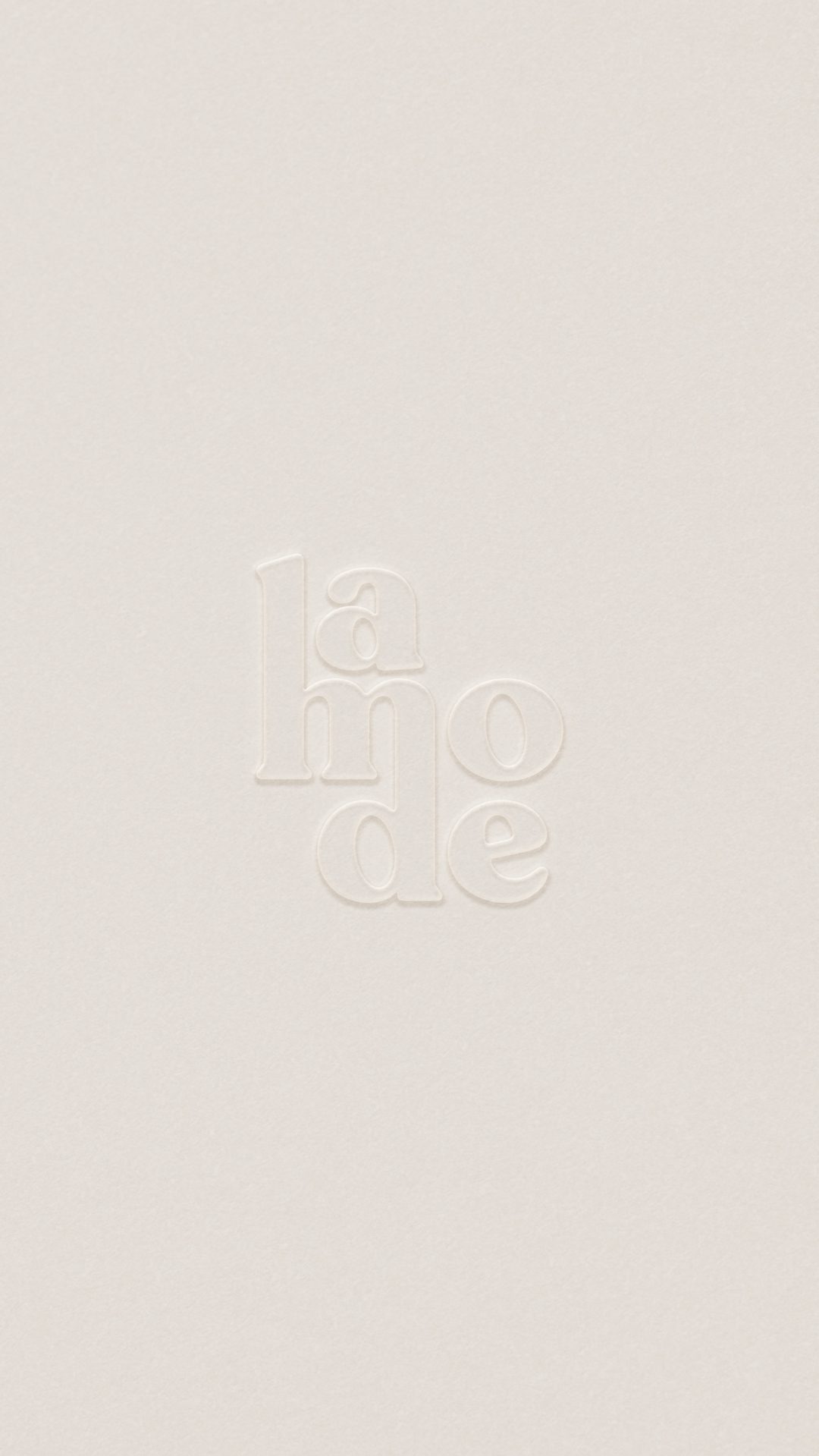 Ejemplo de diseño de logotipo de marca de ropa con acabado en relieve elegante