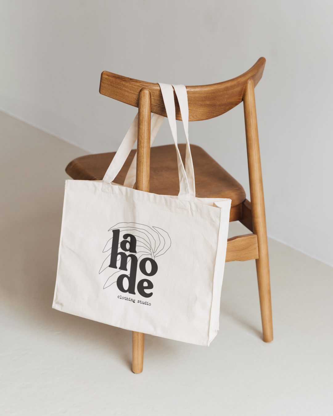 Diseño de bolsa de tela reciclada para una marca de ropa de tejidos naturales