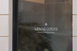Vinilo con el logotipo principal de una clínica de terapia integral colocado en su cristalera