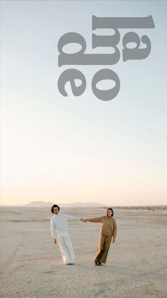 Foto promocional de marca de ropa con logotipo rodeado de naturaleza y paz